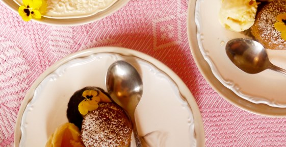 Picture of two bowls with ice cream and whisky pudding