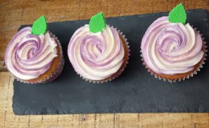 Three ciupcakes with pink icing